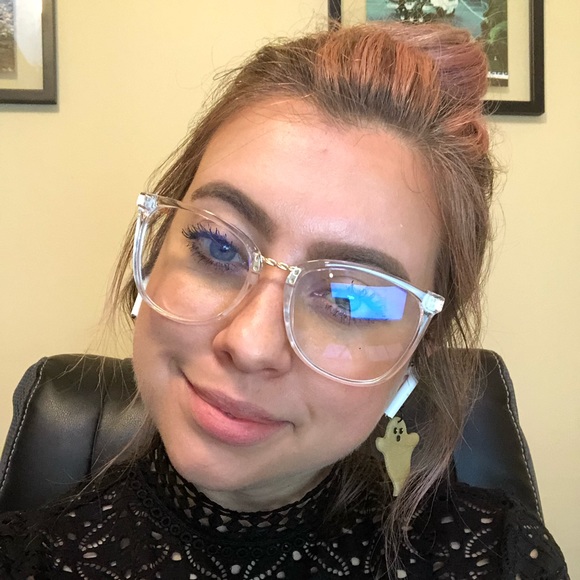 🤩 Meet your Posher, Lori! 🤩 - Picture 5 of 10